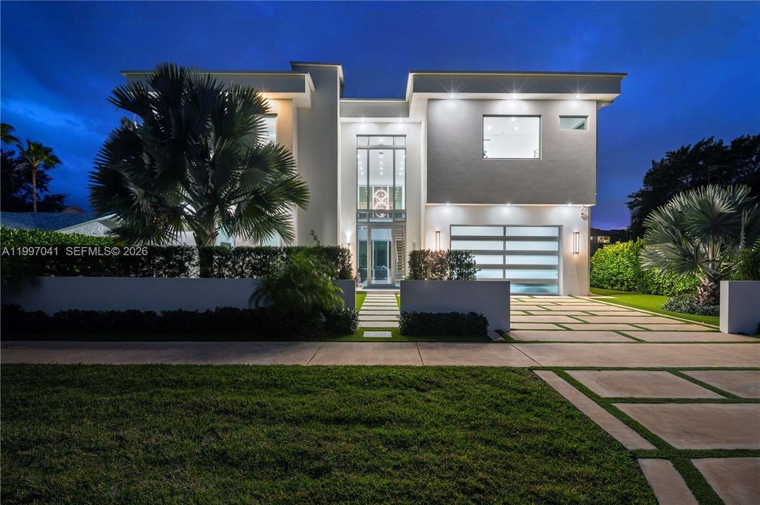 For Rent: $27,500 (5 beds, 5 baths, 5024 Square Feet)