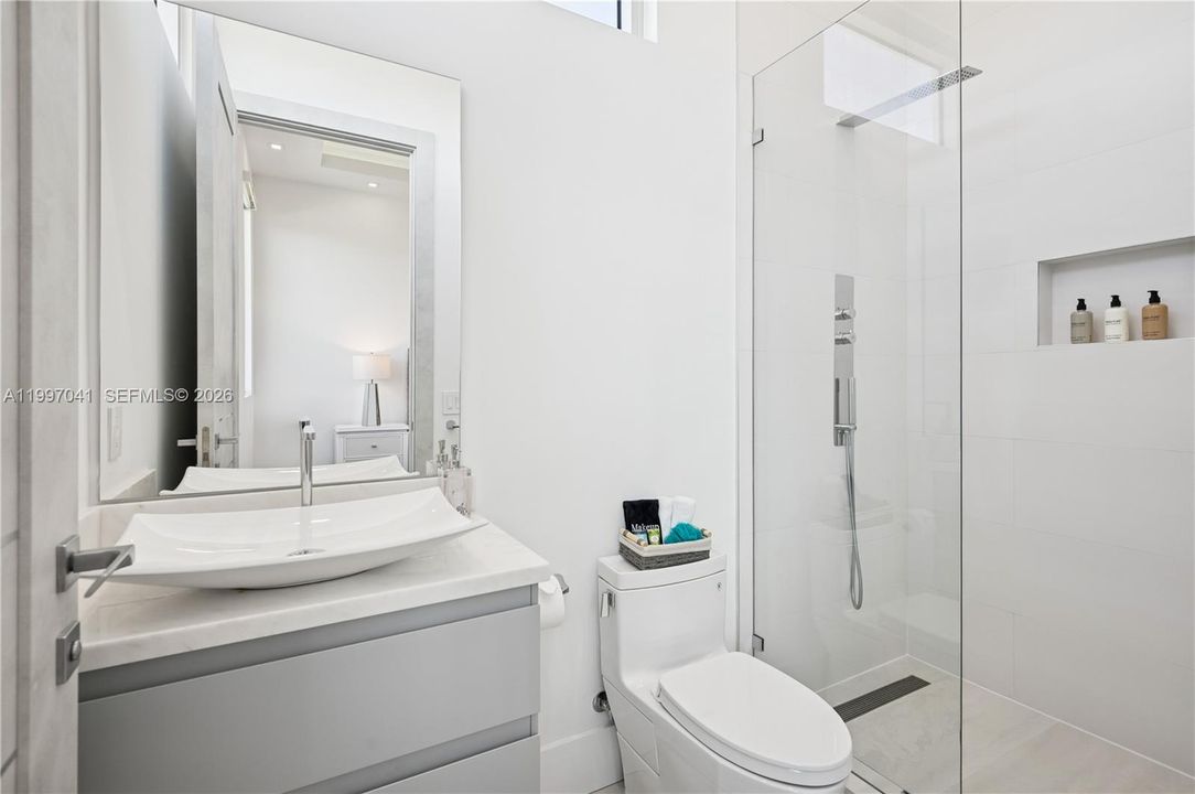 For Rent: $27,500 (5 beds, 5 baths, 5024 Square Feet)
