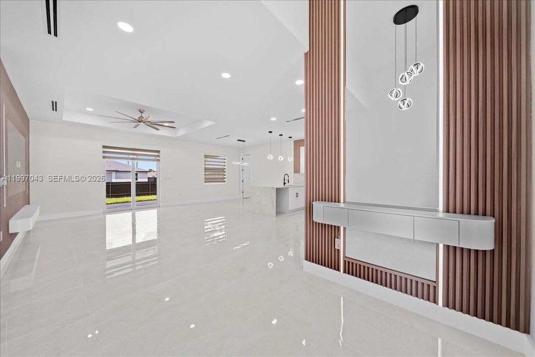 Под контрактом: $365,000 (3 спален, 2 ванн, 1566 Квадратных фут)