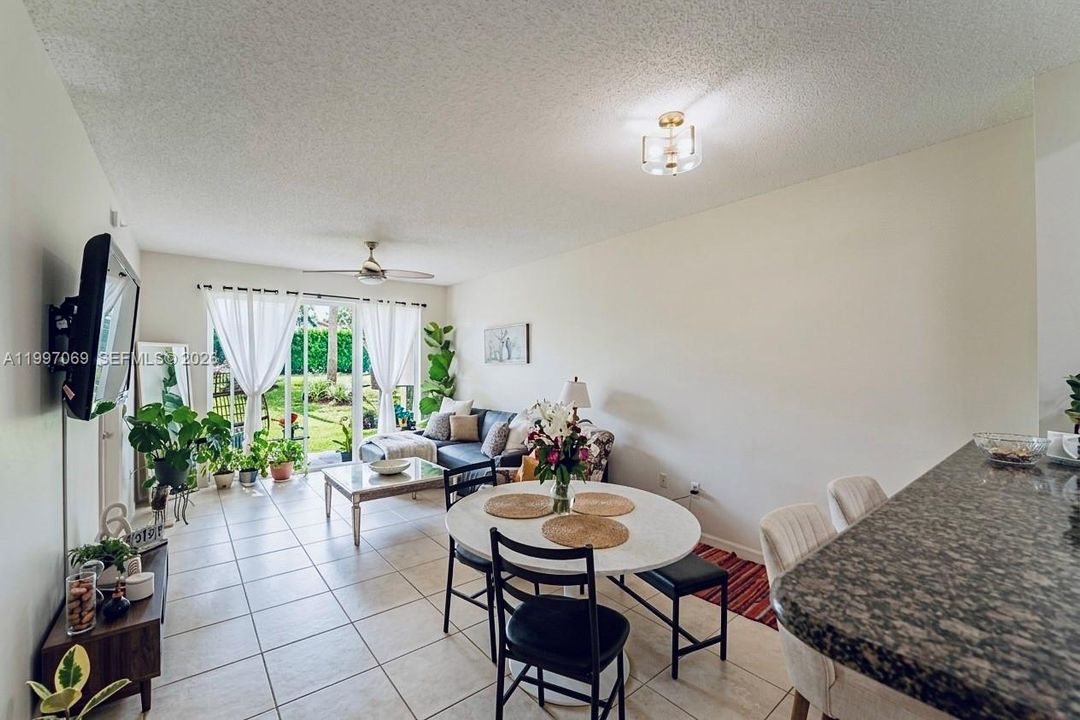 For Sale: $350,000 (2 beds, 2 baths, 1081 Square Feet)