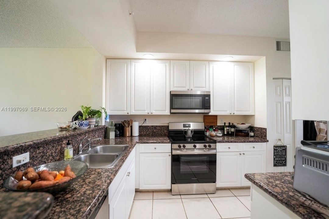 For Sale: $350,000 (2 beds, 2 baths, 1081 Square Feet)