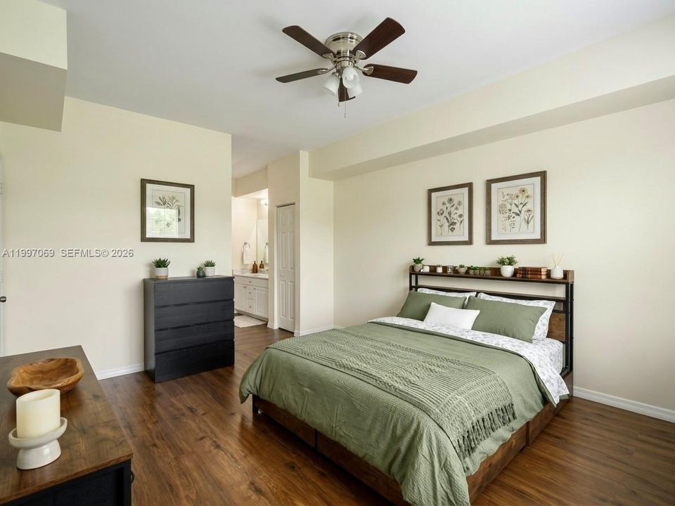 For Sale: $350,000 (2 beds, 2 baths, 1081 Square Feet)