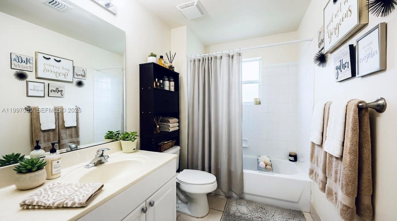 For Sale: $350,000 (2 beds, 2 baths, 1081 Square Feet)