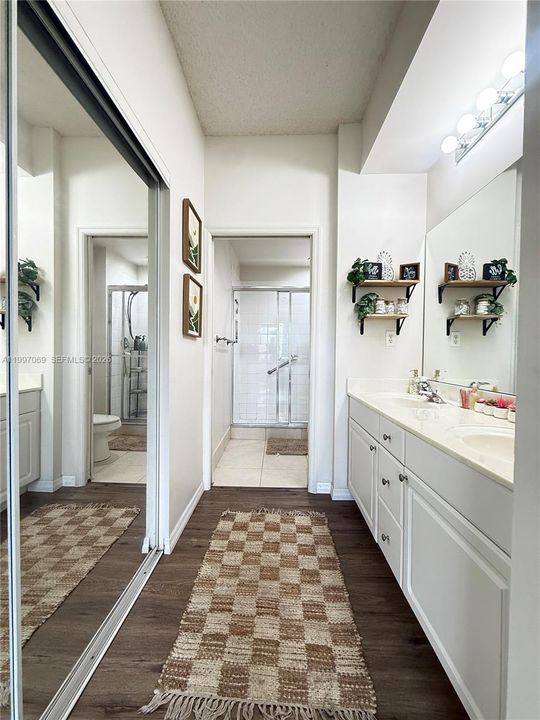 For Sale: $350,000 (2 beds, 2 baths, 1081 Square Feet)