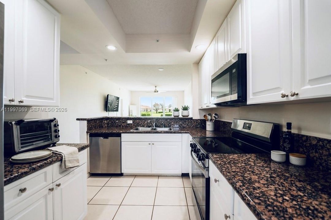 For Sale: $350,000 (2 beds, 2 baths, 1081 Square Feet)