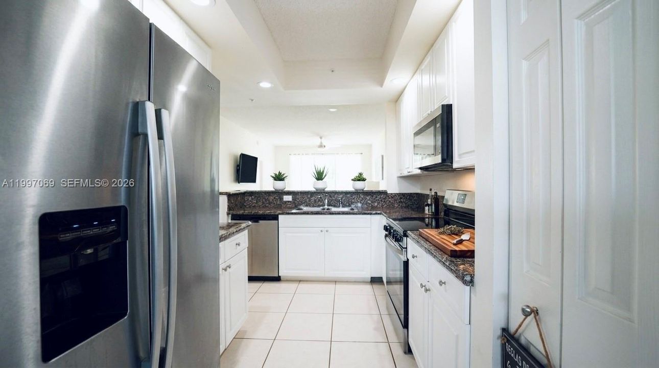 For Sale: $350,000 (2 beds, 2 baths, 1081 Square Feet)
