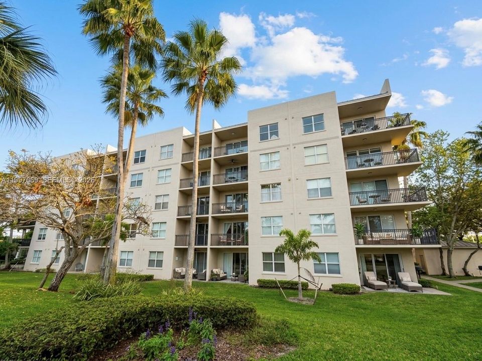 For Sale: $350,000 (2 beds, 2 baths, 1081 Square Feet)