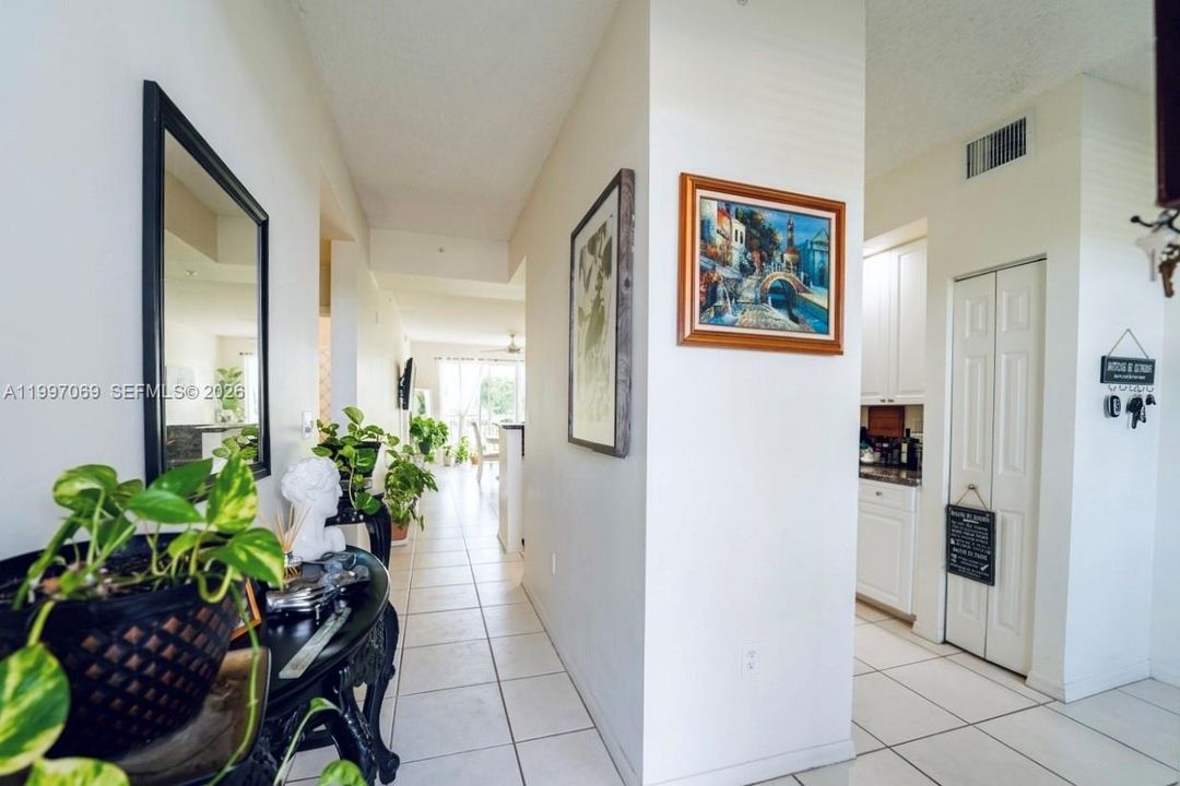 For Sale: $350,000 (2 beds, 2 baths, 1081 Square Feet)