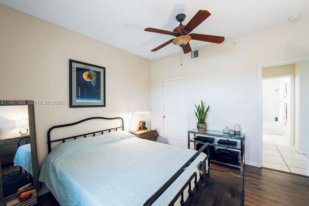 For Sale: $350,000 (2 beds, 2 baths, 1081 Square Feet)