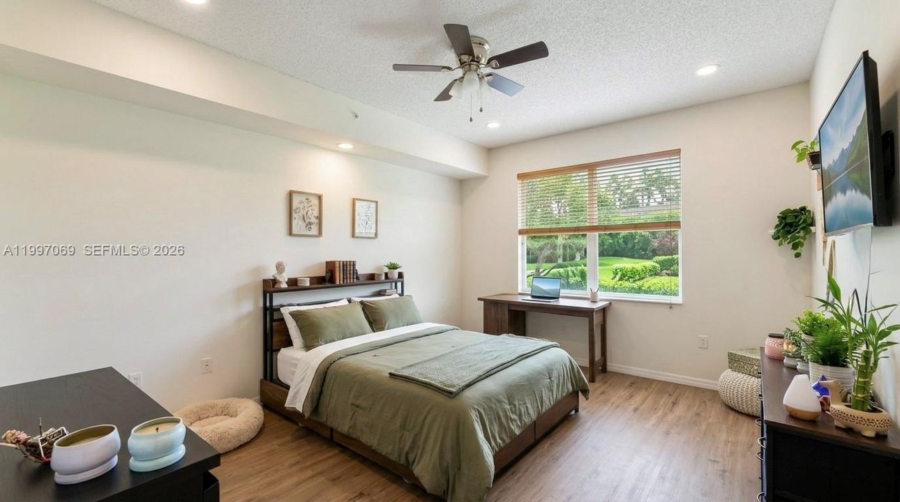 For Sale: $350,000 (2 beds, 2 baths, 1081 Square Feet)