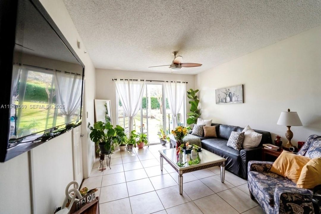 For Sale: $350,000 (2 beds, 2 baths, 1081 Square Feet)