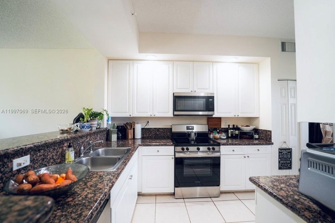 For Sale: $350,000 (2 beds, 2 baths, 1081 Square Feet)