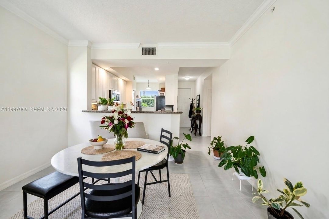 For Sale: $350,000 (2 beds, 2 baths, 1081 Square Feet)