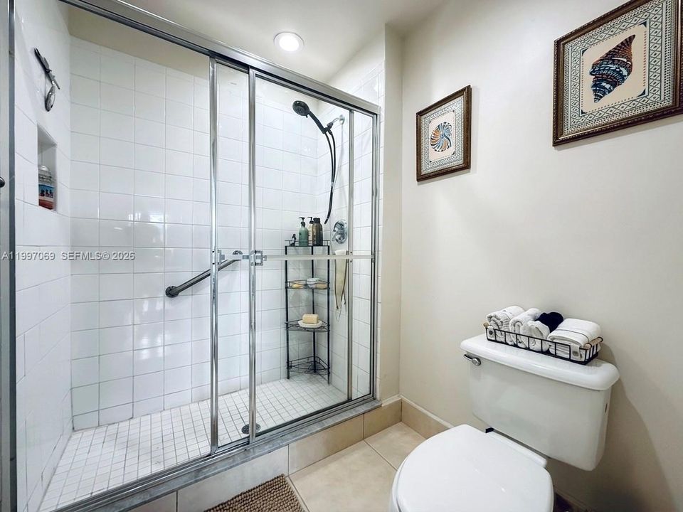 For Sale: $350,000 (2 beds, 2 baths, 1081 Square Feet)
