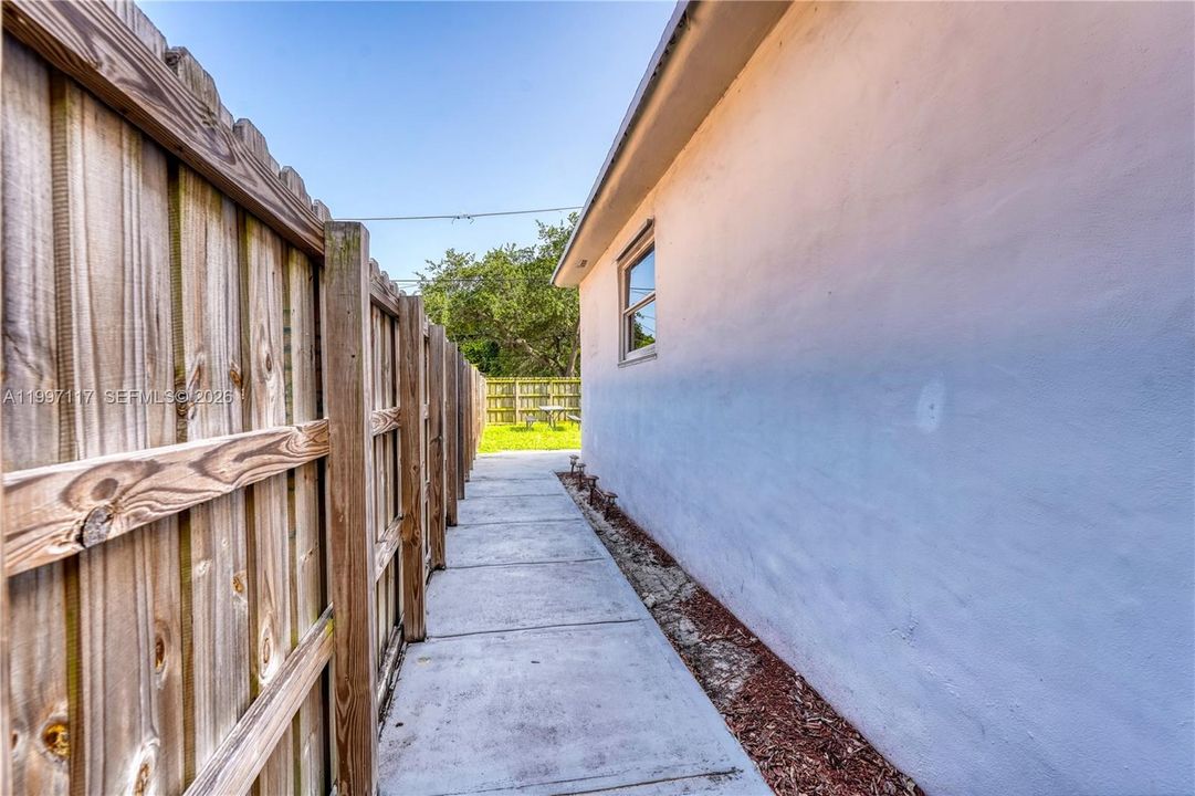 For Sale: $575,000 (6 beds, 4 baths, 1740 Square Feet)
