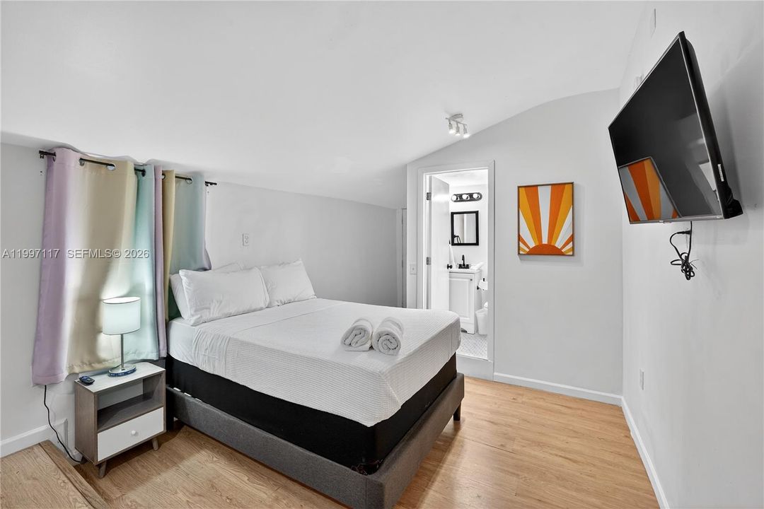 For Sale: $575,000 (6 beds, 4 baths, 1740 Square Feet)