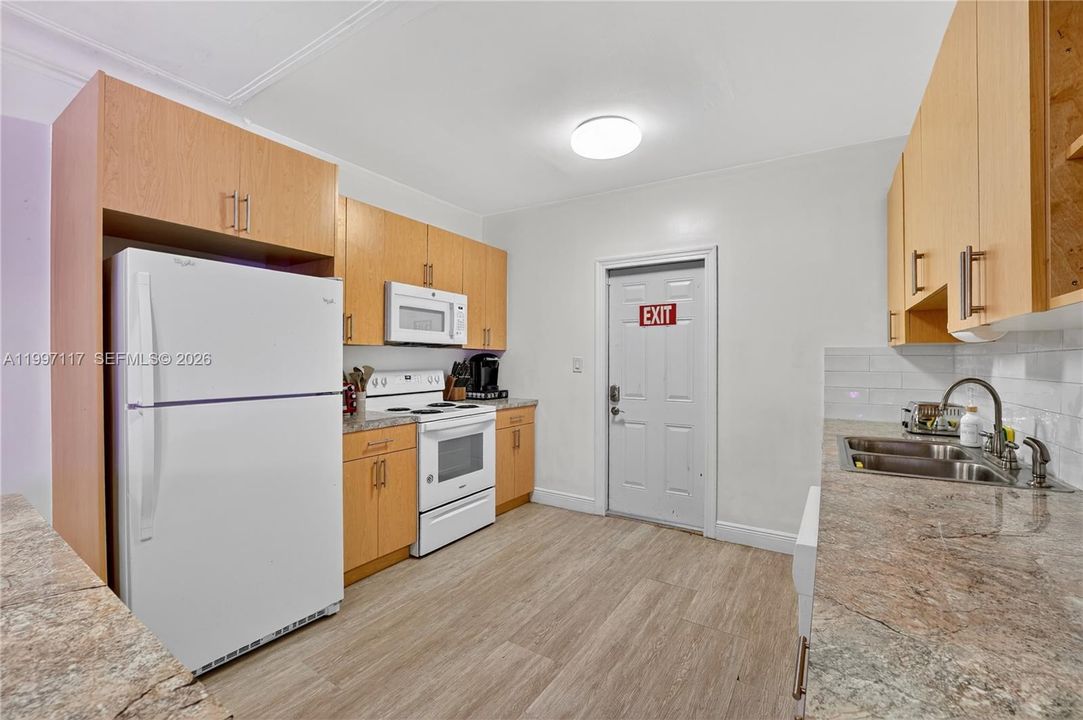 For Sale: $575,000 (6 beds, 4 baths, 1740 Square Feet)