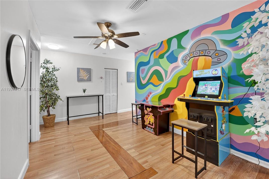 For Sale: $575,000 (6 beds, 4 baths, 1740 Square Feet)