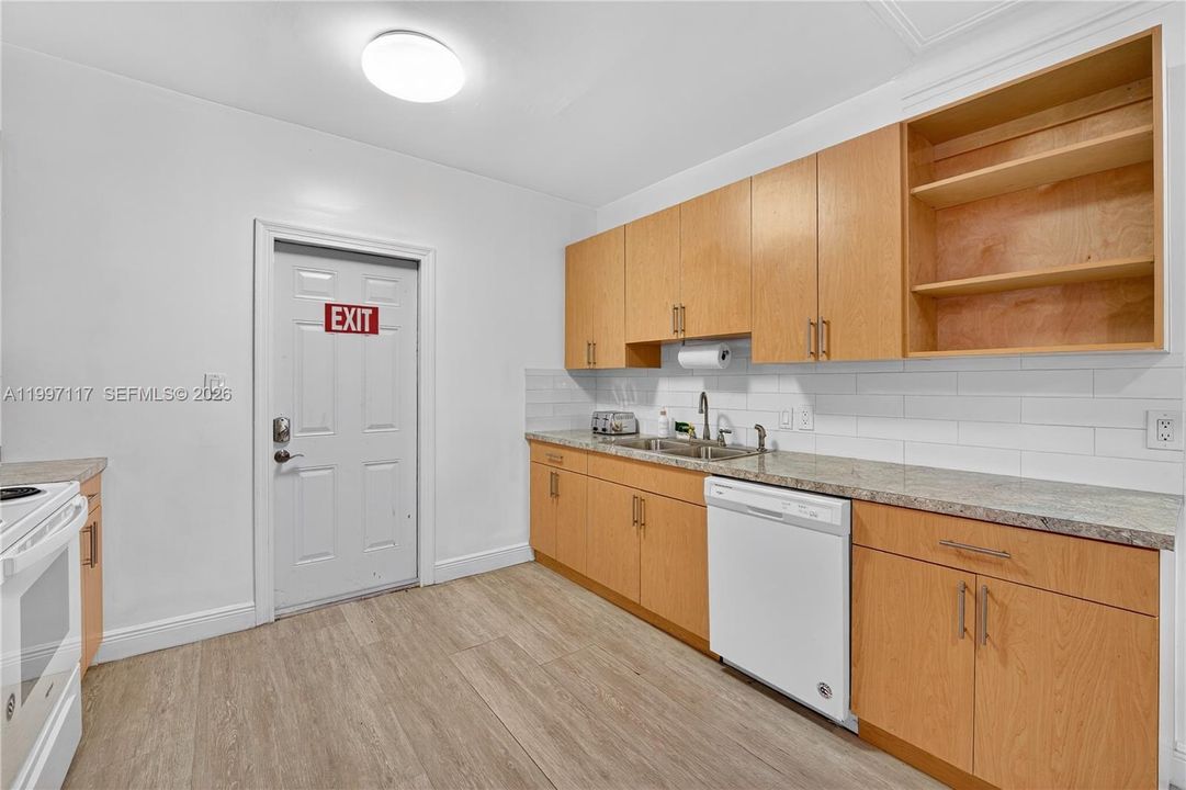 For Sale: $575,000 (6 beds, 4 baths, 1740 Square Feet)