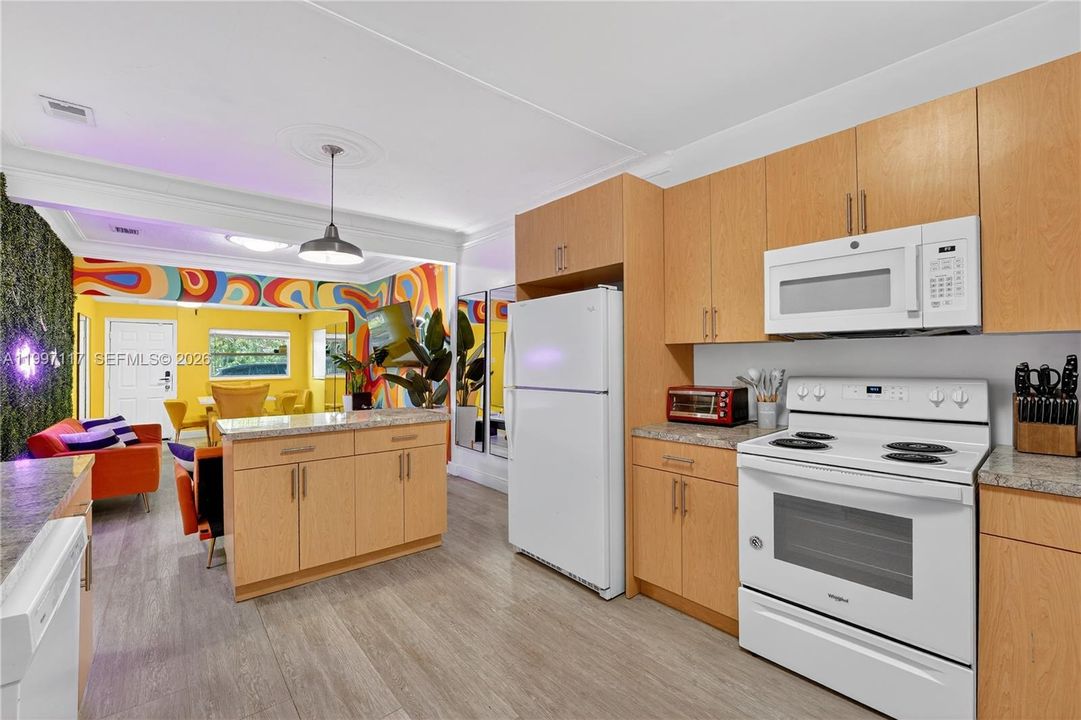 For Sale: $575,000 (6 beds, 4 baths, 1740 Square Feet)
