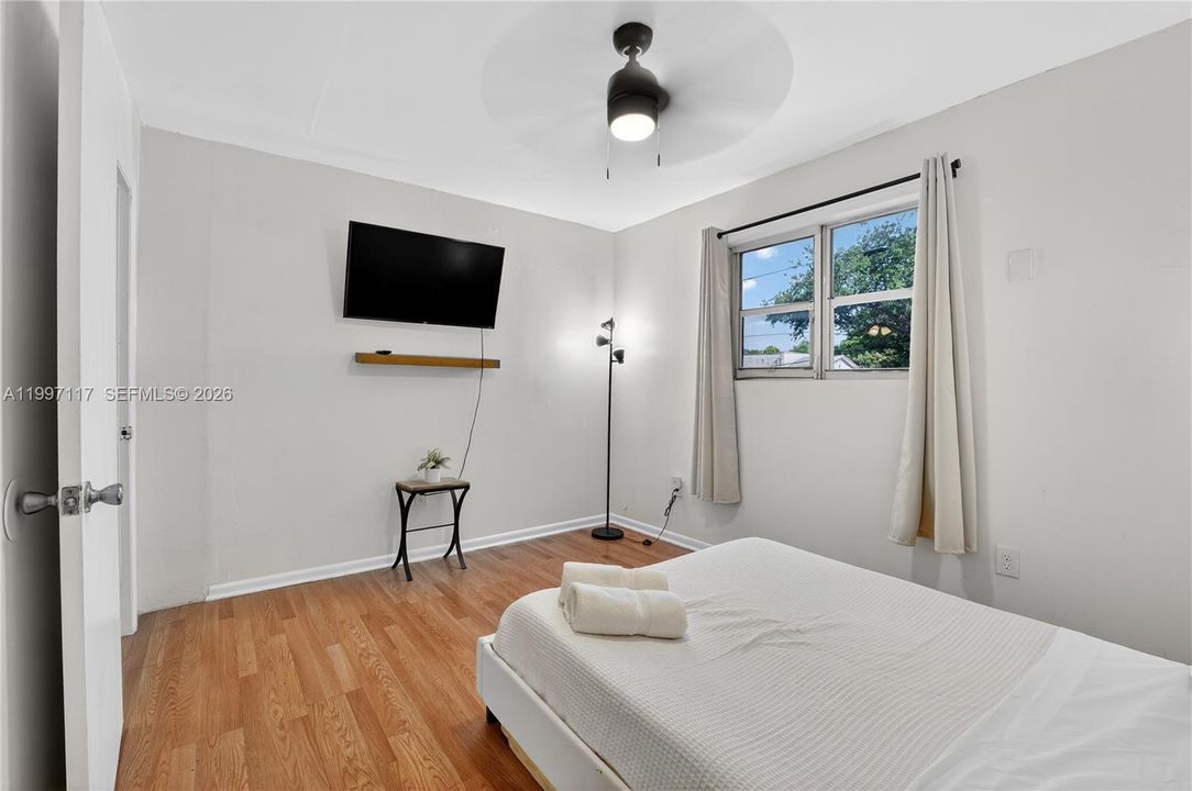 For Sale: $575,000 (6 beds, 4 baths, 1740 Square Feet)