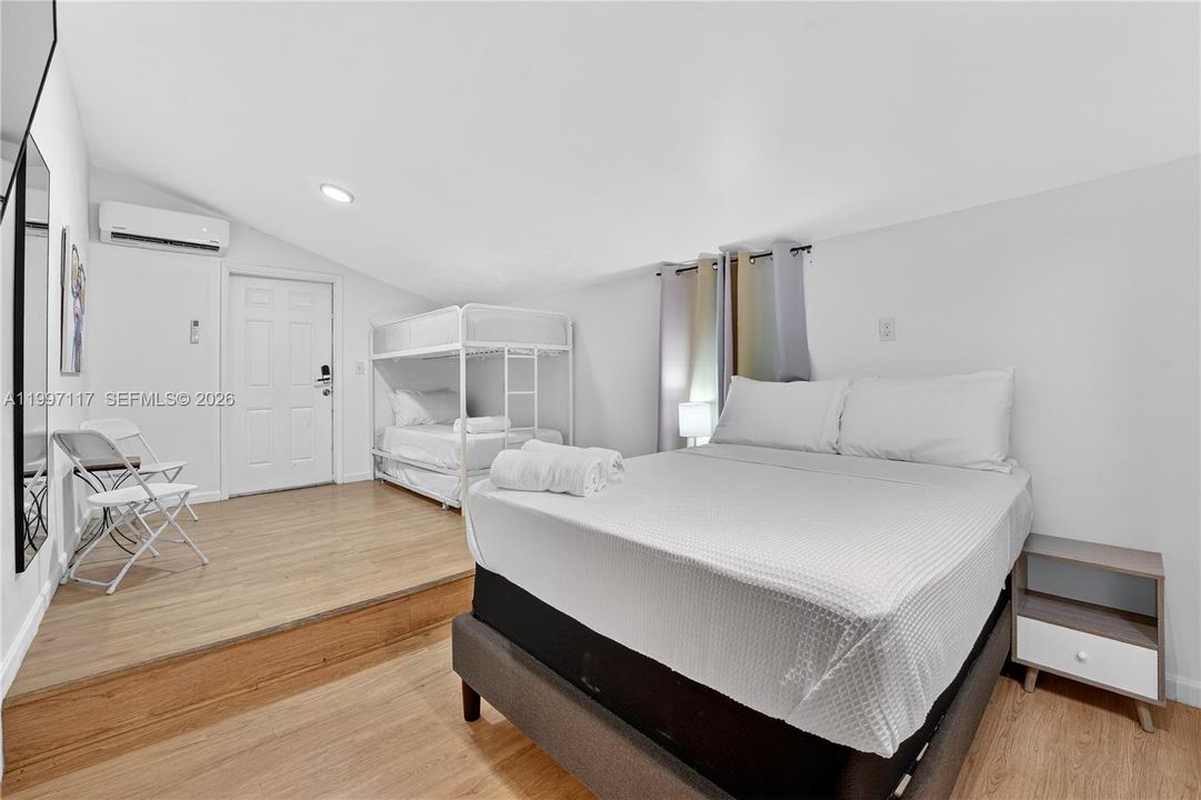For Sale: $575,000 (6 beds, 4 baths, 1740 Square Feet)