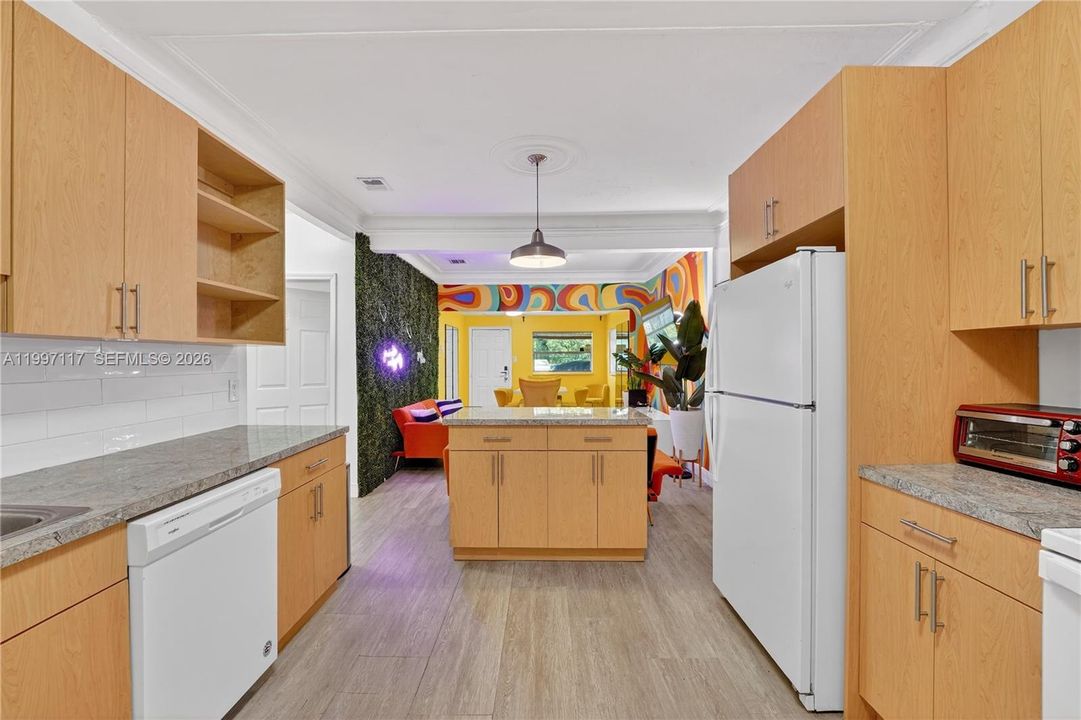 For Sale: $575,000 (6 beds, 4 baths, 1740 Square Feet)