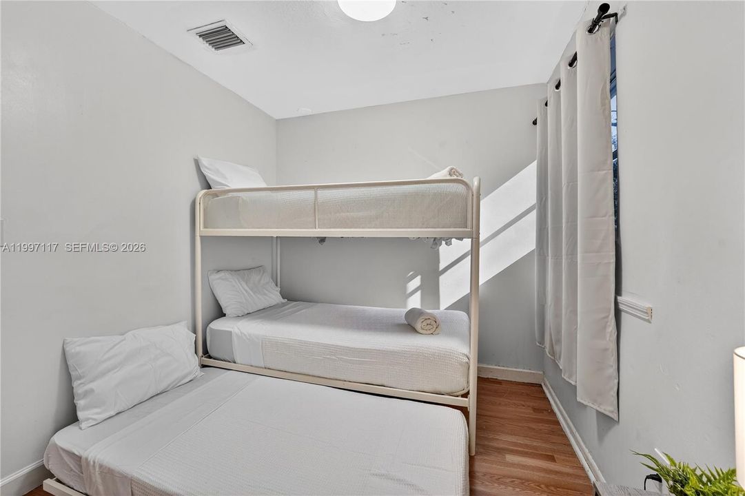 For Sale: $575,000 (6 beds, 4 baths, 1740 Square Feet)