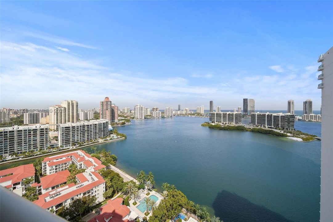 Под контрактом: $12,000 (4 спален, 4 ванн, 3524 Квадратных фут)