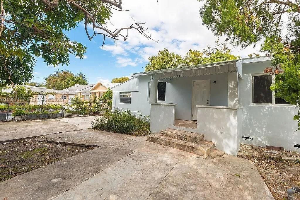 For Sale: $880,000 (2 beds, 1 baths, 1032 Square Feet)