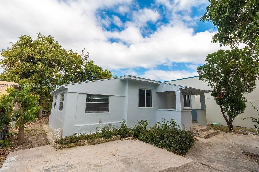 For Sale: $880,000 (2 beds, 1 baths, 1032 Square Feet)