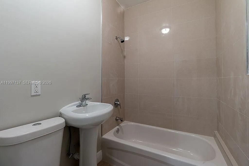 For Sale: $880,000 (2 beds, 1 baths, 1032 Square Feet)