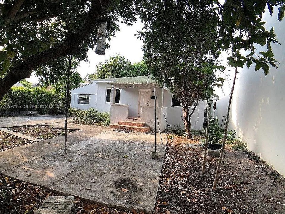 For Sale: $880,000 (2 beds, 1 baths, 1032 Square Feet)