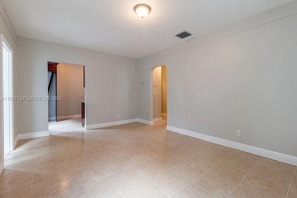 For Sale: $880,000 (2 beds, 1 baths, 1032 Square Feet)