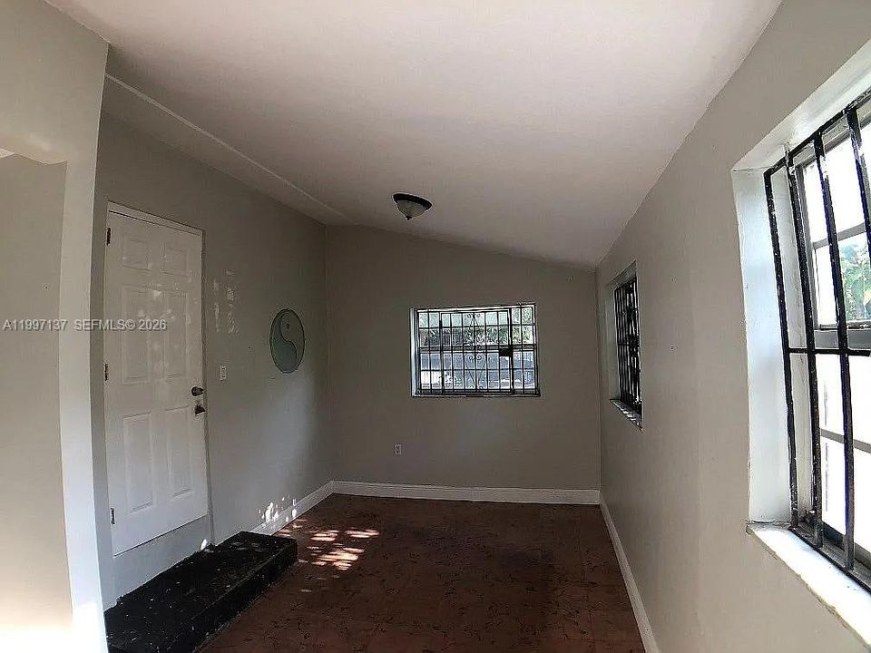 For Sale: $880,000 (2 beds, 1 baths, 1032 Square Feet)