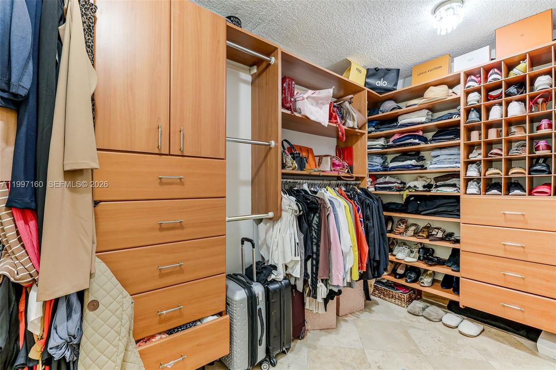 Под контрактом: $430,000 (2 спален, 2 ванн, 1271 Квадратных фут)