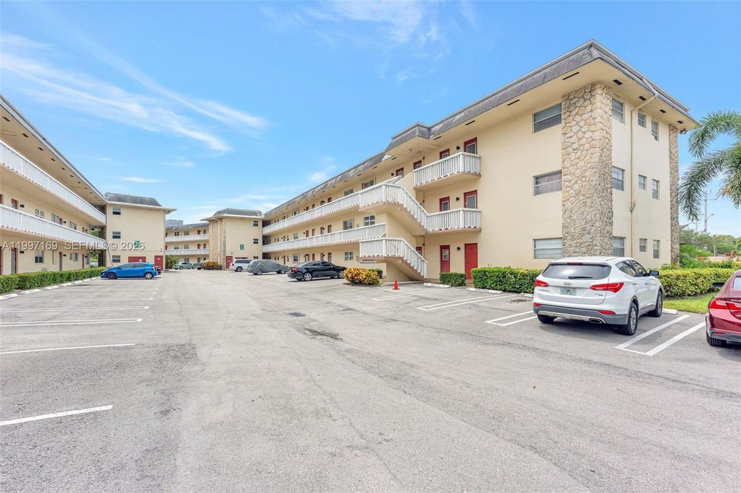 For Sale: $77,000 (2 beds, 2 baths, 870 Square Feet)