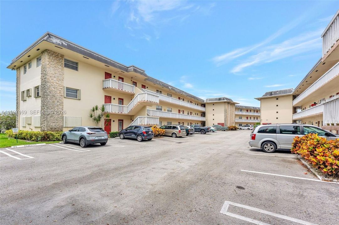 For Sale: $77,000 (2 beds, 2 baths, 870 Square Feet)