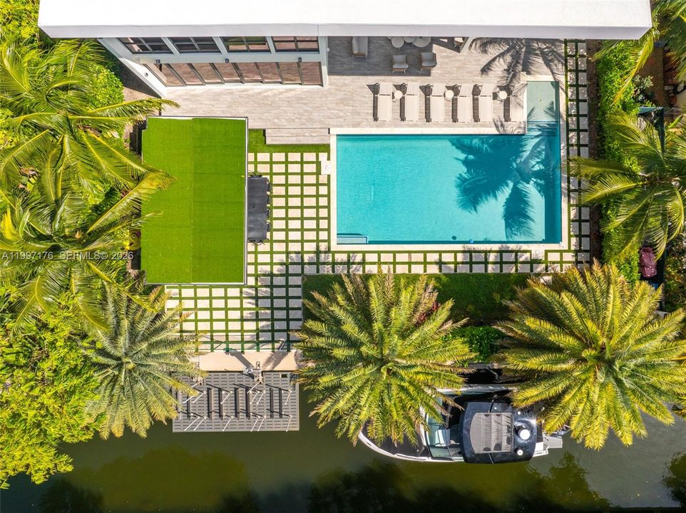 For Sale: $6,350,000 (6 beds, 6 baths, 5560 Square Feet)
