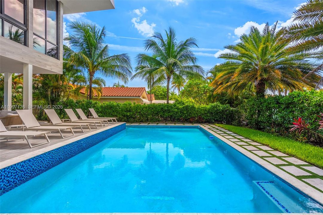 For Sale: $6,350,000 (6 beds, 6 baths, 5560 Square Feet)