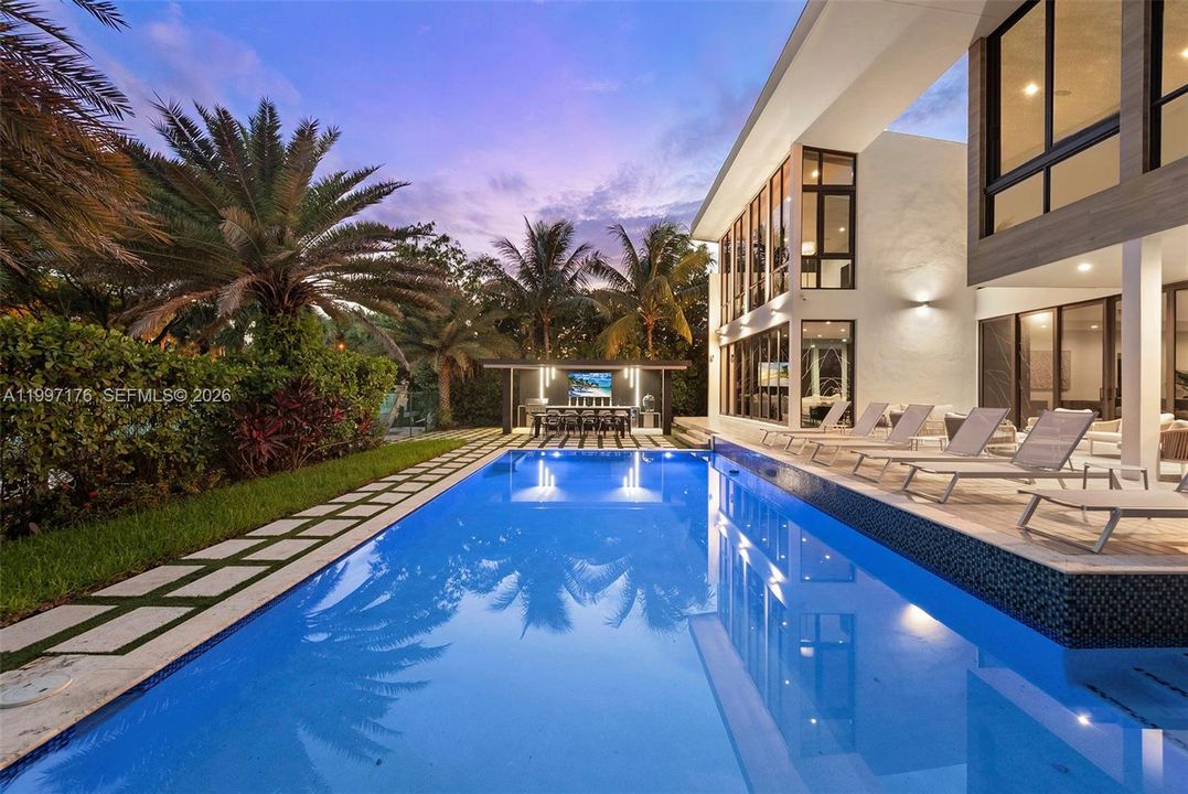 For Sale: $6,350,000 (6 beds, 6 baths, 5560 Square Feet)