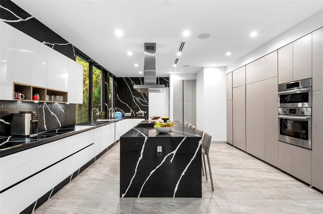 For Sale: $6,350,000 (6 beds, 6 baths, 5560 Square Feet)