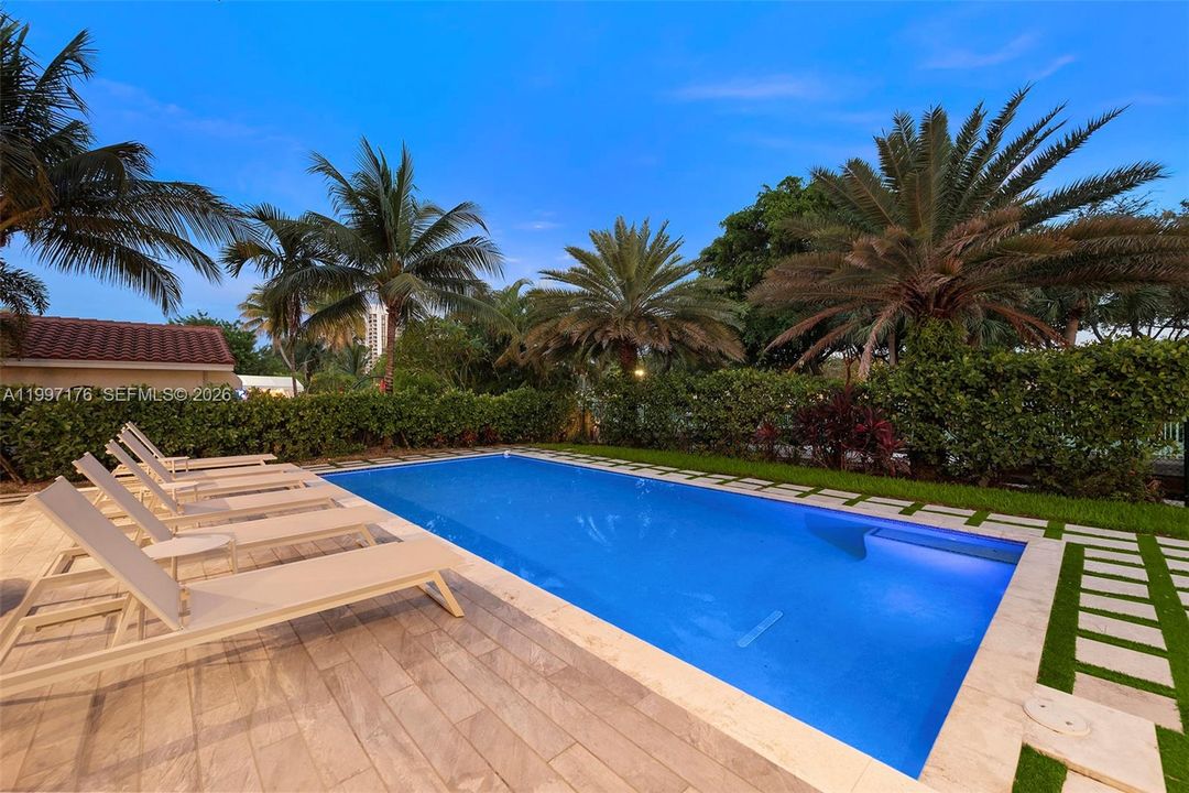 For Sale: $6,350,000 (6 beds, 6 baths, 5560 Square Feet)