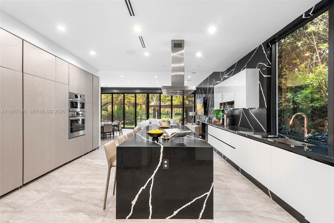 For Sale: $6,350,000 (6 beds, 6 baths, 5560 Square Feet)