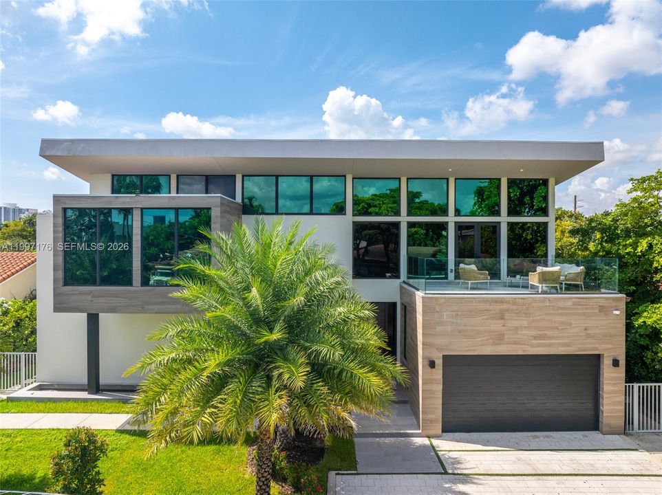 For Sale: $6,350,000 (6 beds, 6 baths, 5560 Square Feet)