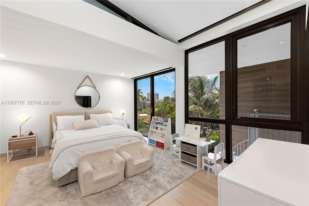 For Sale: $6,350,000 (6 beds, 6 baths, 5560 Square Feet)