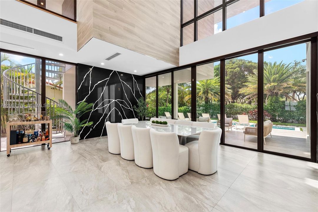 For Sale: $6,350,000 (6 beds, 6 baths, 5560 Square Feet)