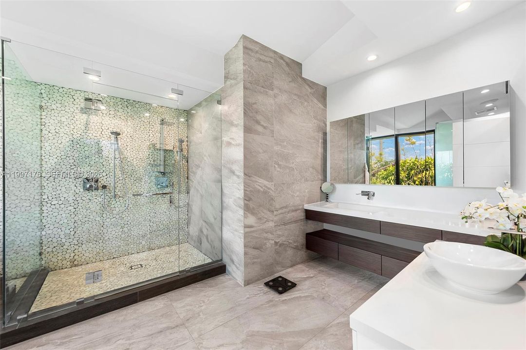 For Sale: $6,350,000 (6 beds, 6 baths, 5560 Square Feet)