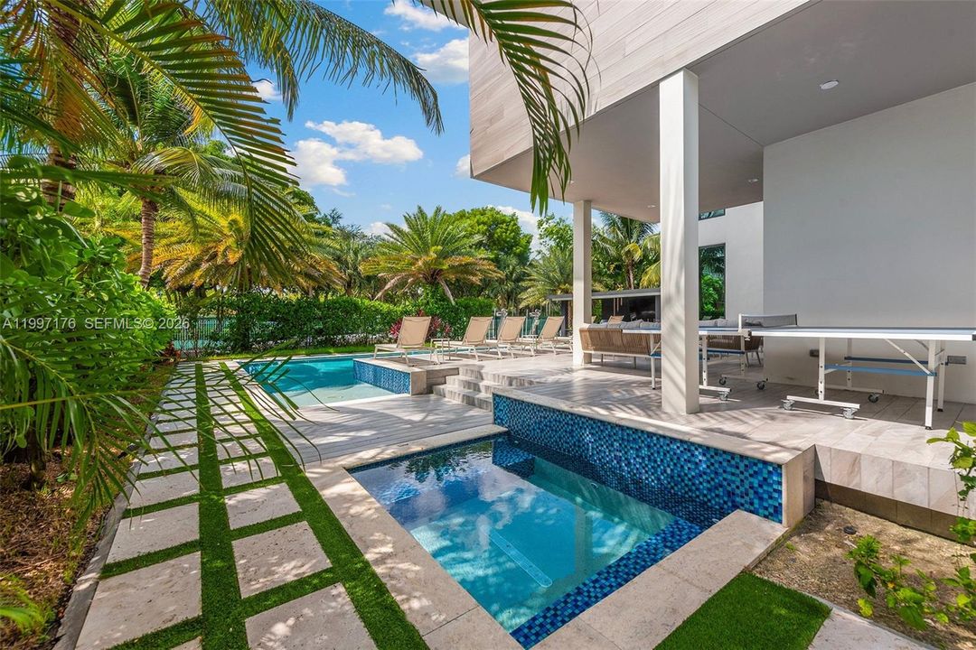 For Sale: $6,350,000 (6 beds, 6 baths, 5560 Square Feet)