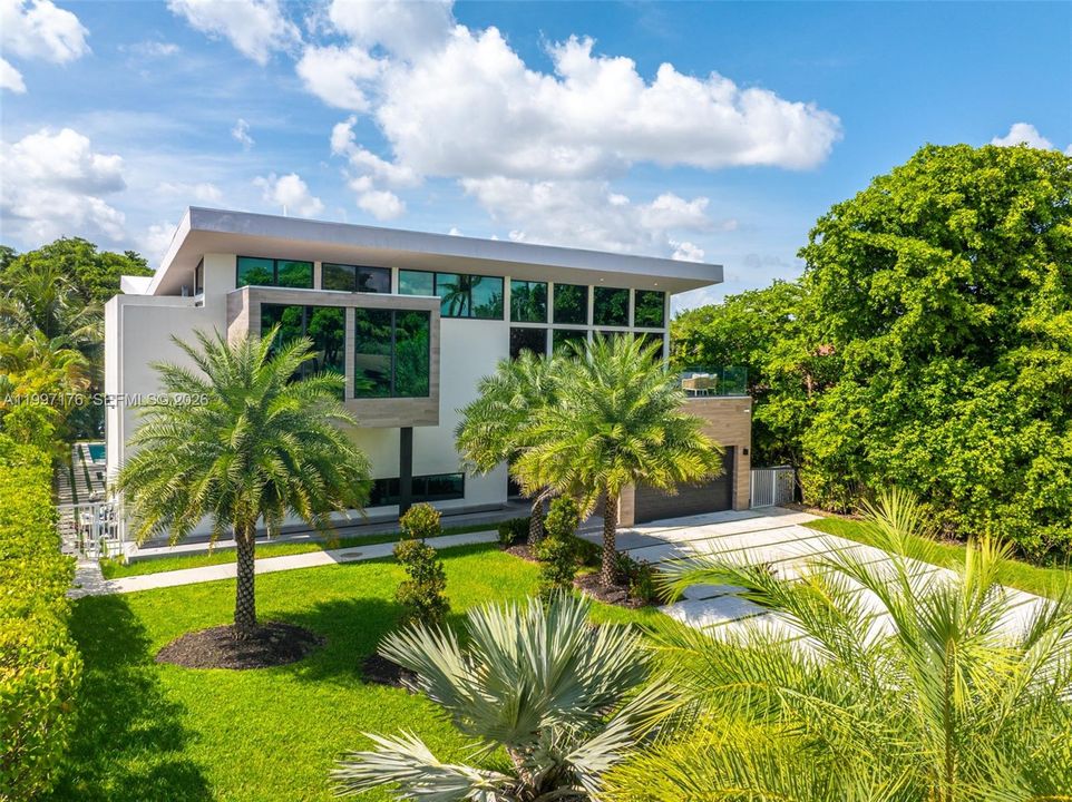 For Sale: $6,350,000 (6 beds, 6 baths, 5560 Square Feet)